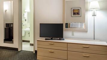 Habitación estándar, 2 camas Queen size, para no fumadores | Escritorio, cortinas blackout y tabla de planchar con plancha