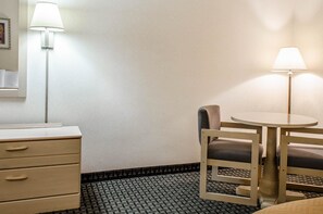 標準客房, 2 張加大雙人床, 非吸煙房 | 書桌、遮光布/窗簾、熨斗/熨衣板、免費無線上網