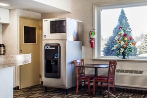 Breakfast area - Rodeway Inn State College - near University (State College)