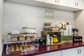 Breakfast area - Rodeway Inn State College - near University (State College)