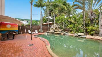 2 outdoor pools, pool loungers