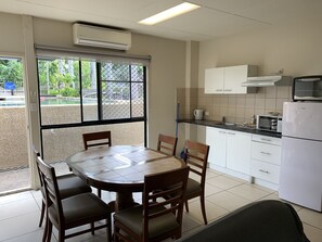 Apartamento superior, 2 quartos | 1 quarto, espaço de trabalho para notebook
