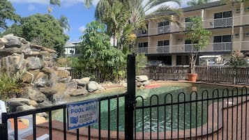 2 outdoor pools, pool loungers