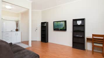 Suite, 1 Queen Bed, Jetted Tub | 1 bedroom, laptop workspace, iron/ironing board, free WiFi