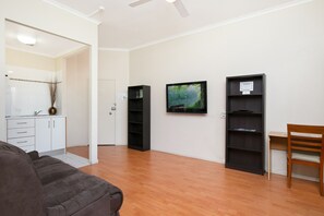 Suite, 1 Queen Bed, Jetted Tub