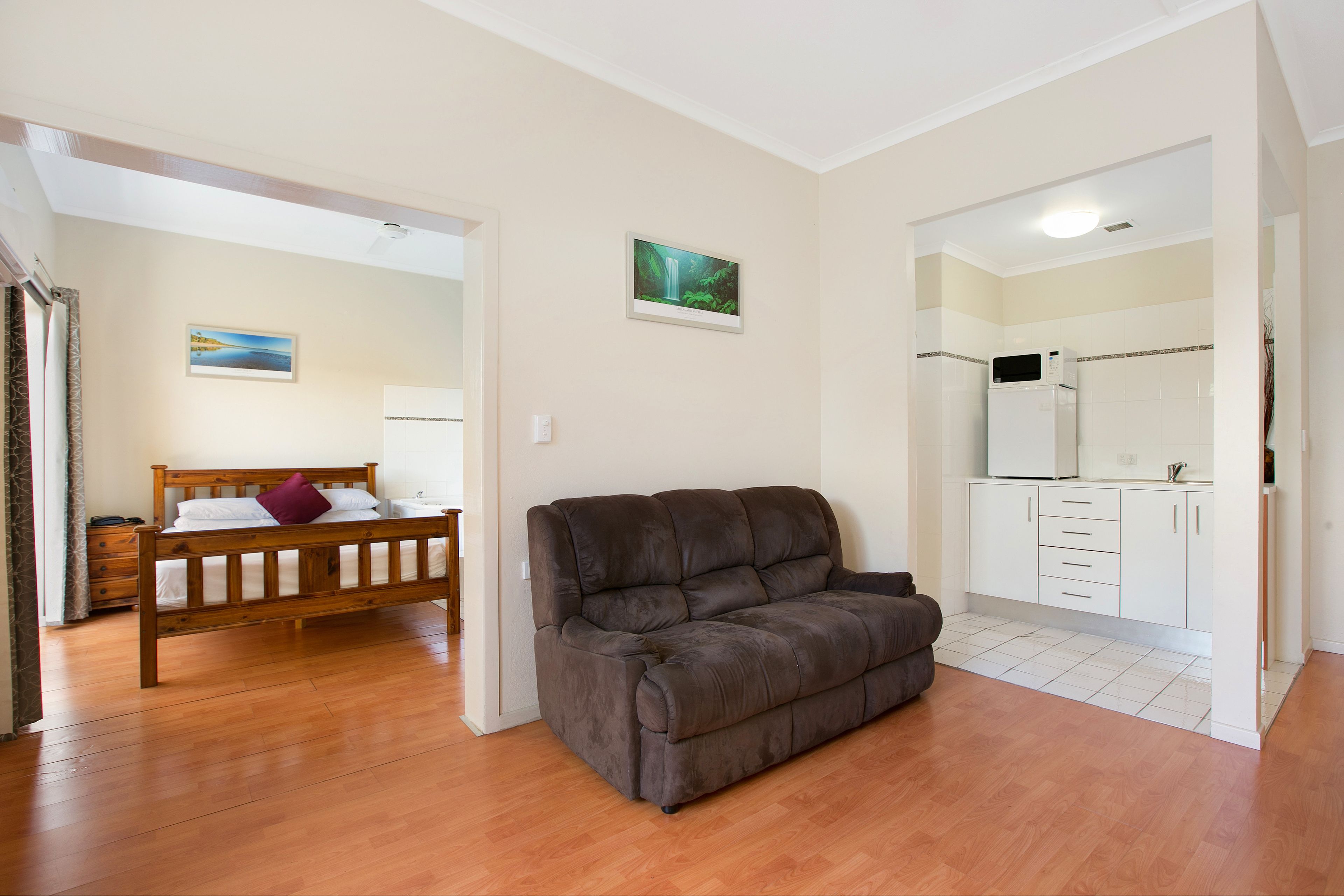 Suite, 1 Queen Bed, Jetted Tub | Private kitchenette