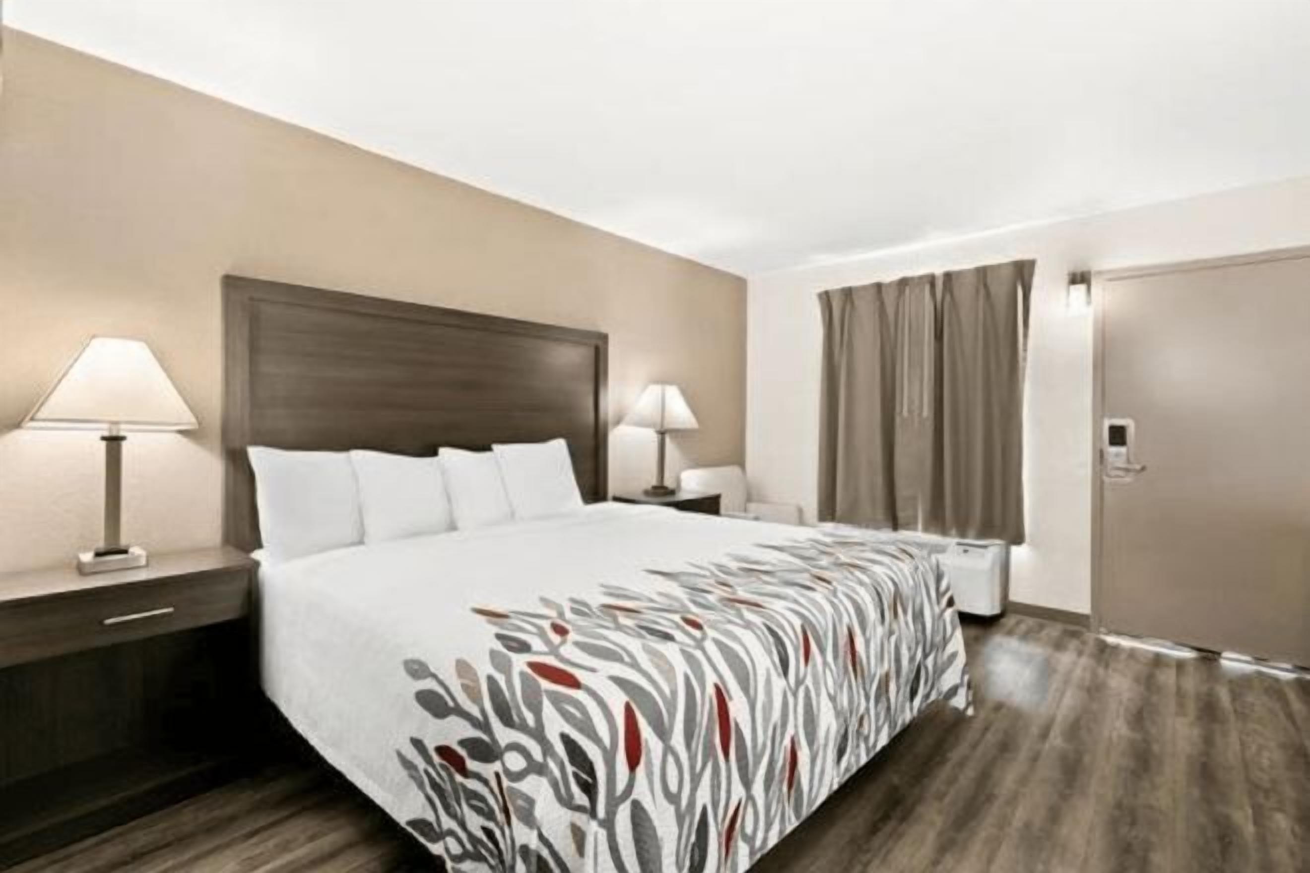 Työpöytä, kannettavalle tietokoneelle sopiva työtila, pimennysverhot