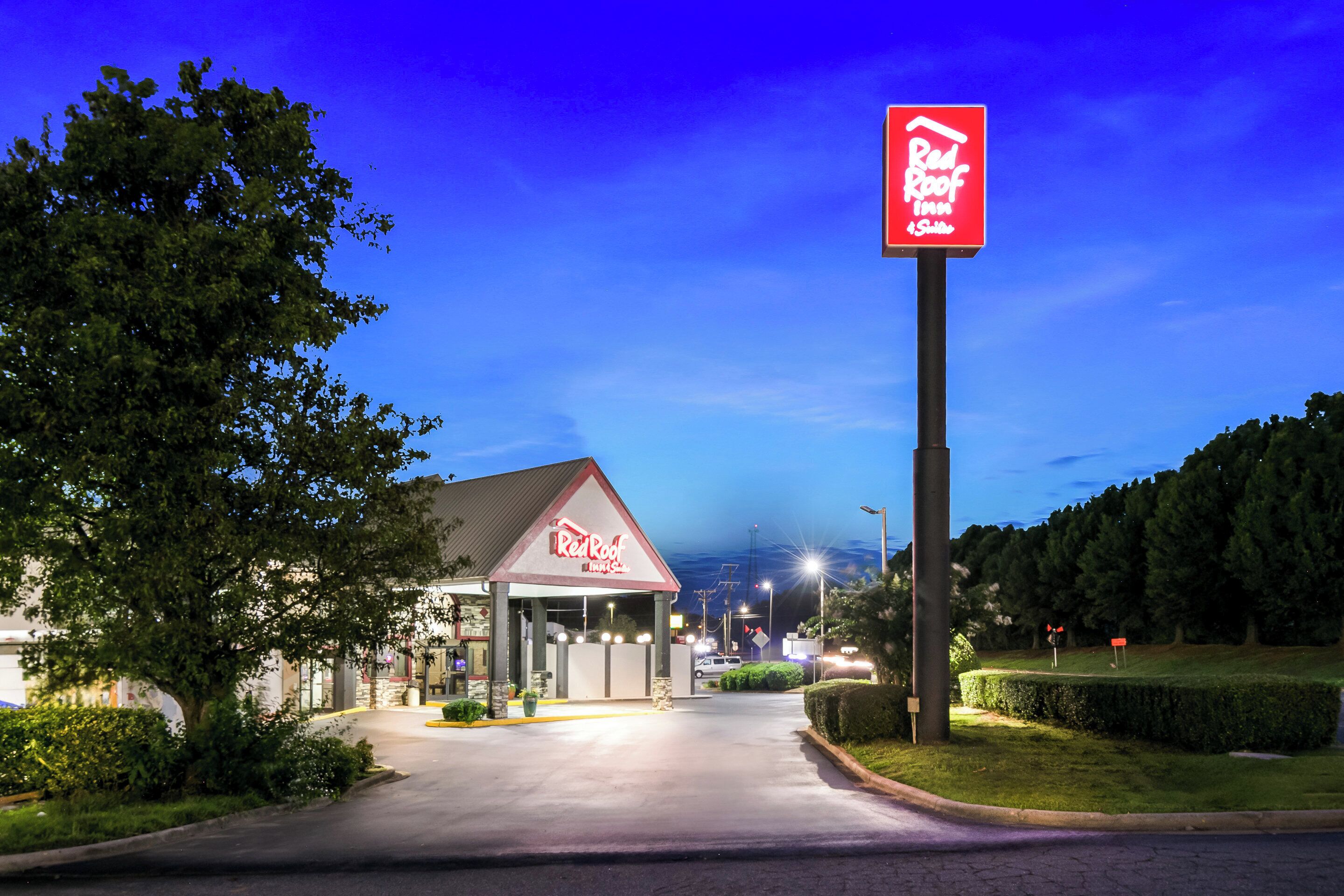 住宿正面 (夜晚)