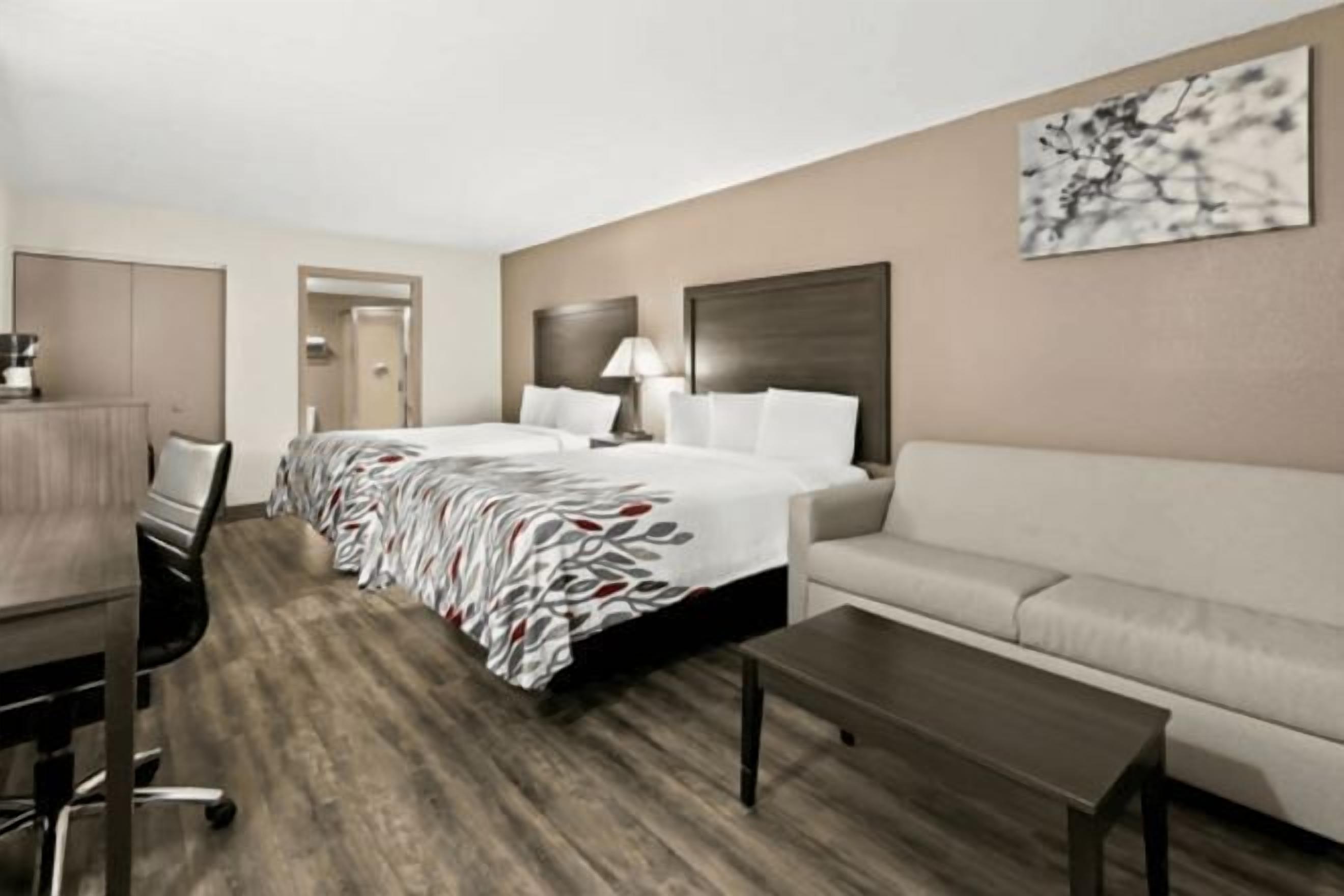 Työpöytä, kannettavalle tietokoneelle sopiva työtila, pimennysverhot