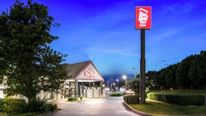 A Red Roof Inn with a well-lit entrance, a parking lot, and a signboard. - Red Roof Inn & Suites Duncan (Duncan)