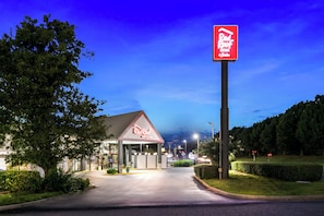 A Red Roof Inn with a well-lit entrance, a parking lot, and a signboard. - Red Roof Inn & Suites Duncan (Duncan)