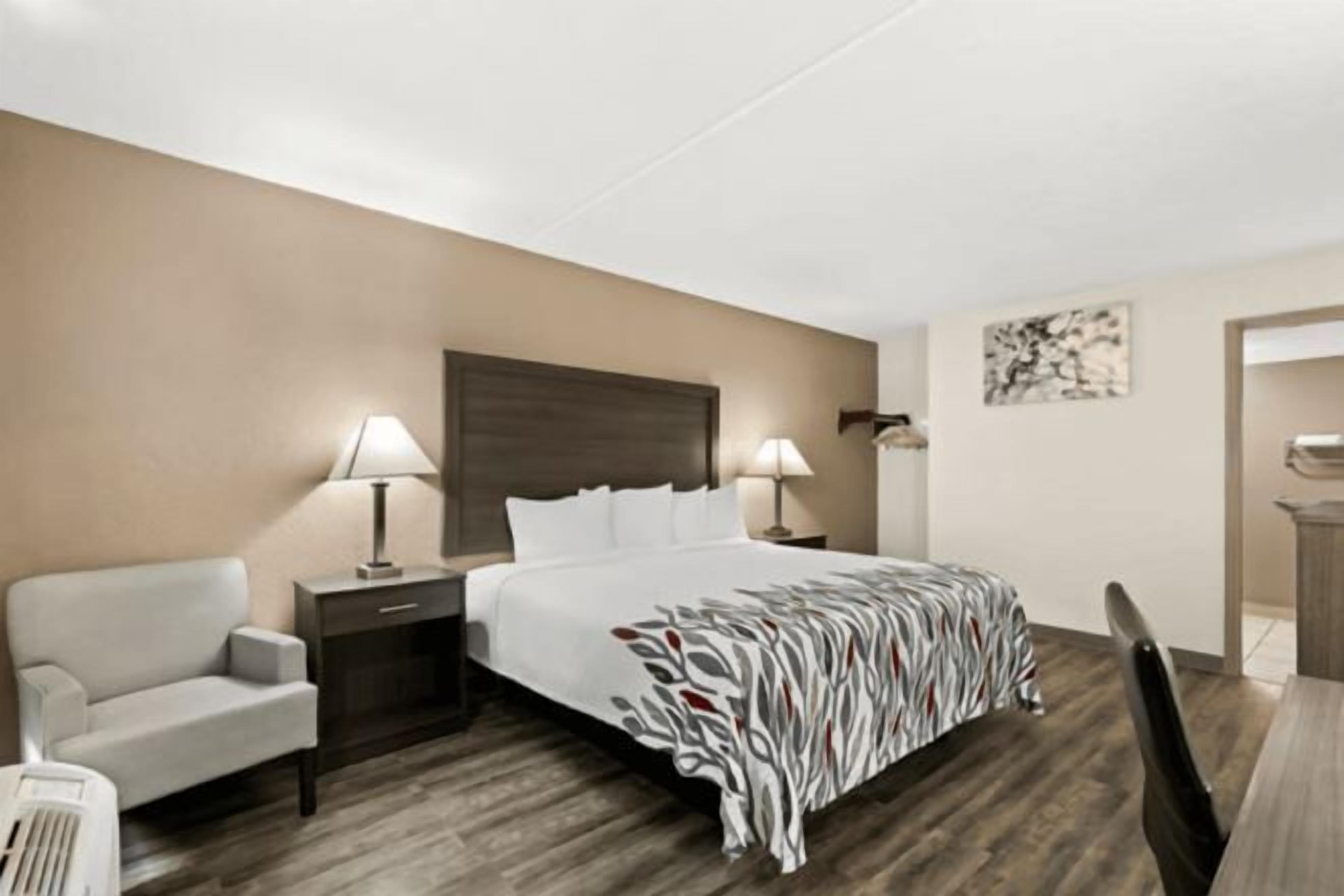 Työpöytä, kannettavalle tietokoneelle sopiva työtila, pimennysverhot