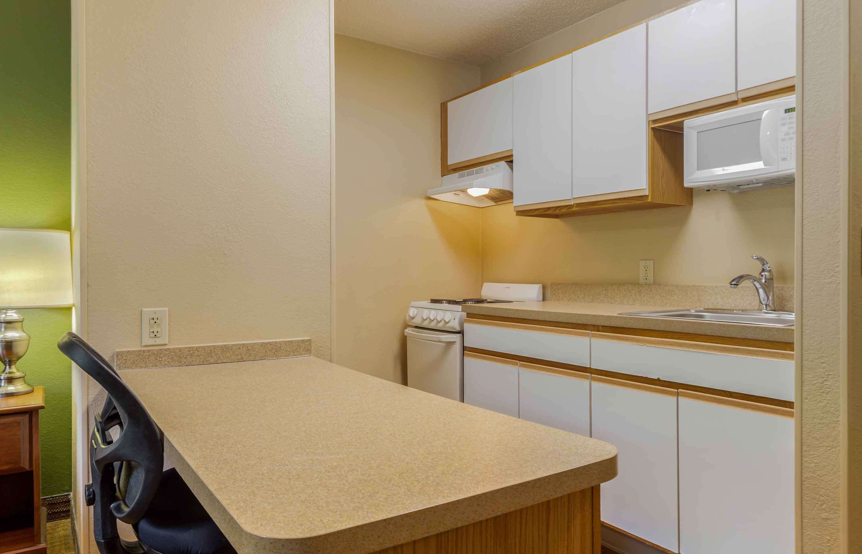 Studio, 1 Queen Bed, Non Smoking | Private kitchen