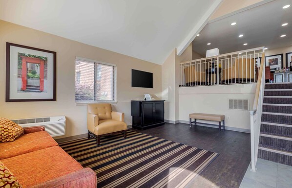 Lobby - Studio 6 Suites Greenville, SC - Haywood Mall (Greenville)