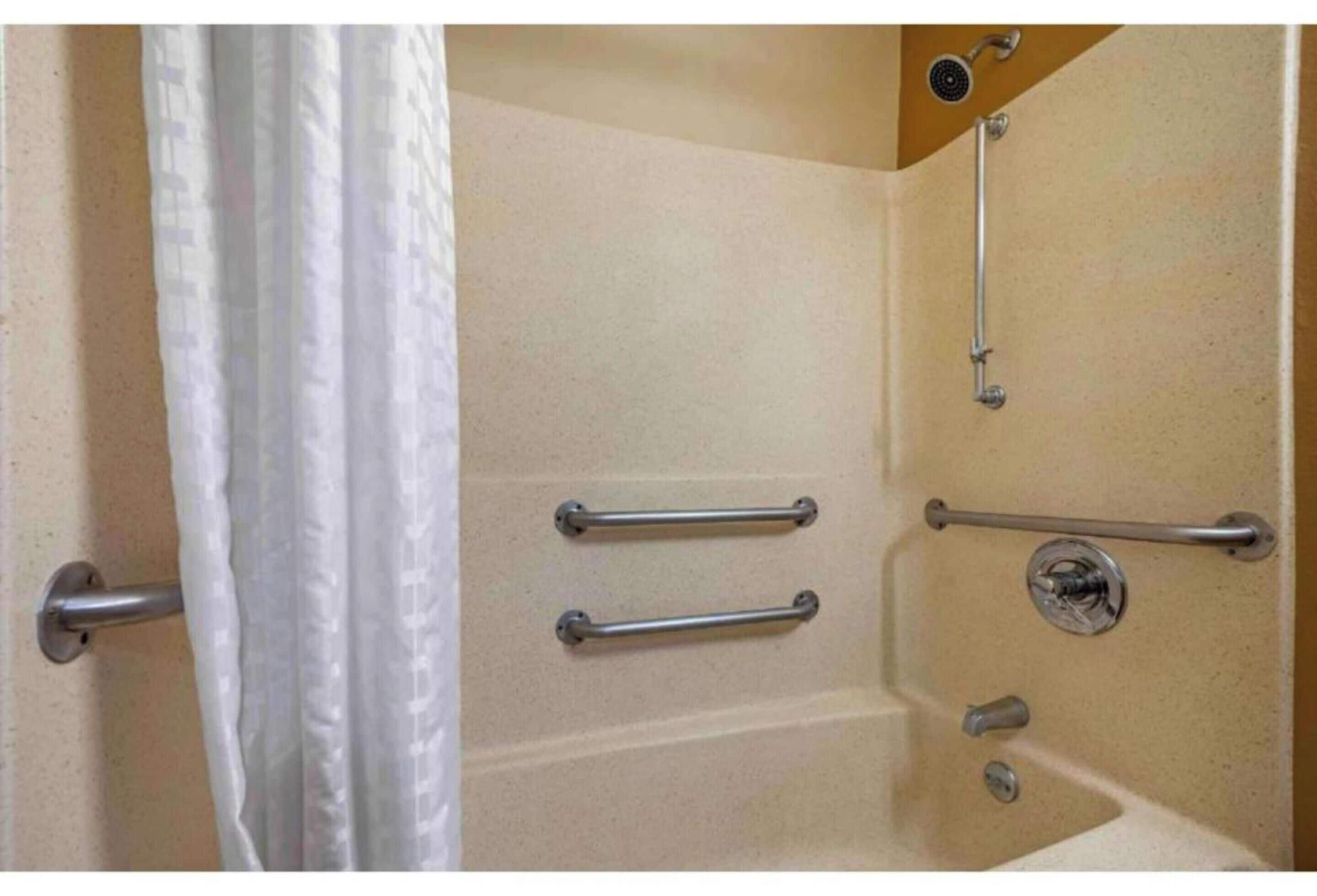 Combined shower/bathtub, free toiletries, towels