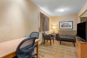 Desk, free WiFi, bed sheets - Studio 6 Suites Greenville, SC - Haywood Mall (Greenville)