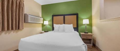 Een bureau, gratis wifi, beddengoed