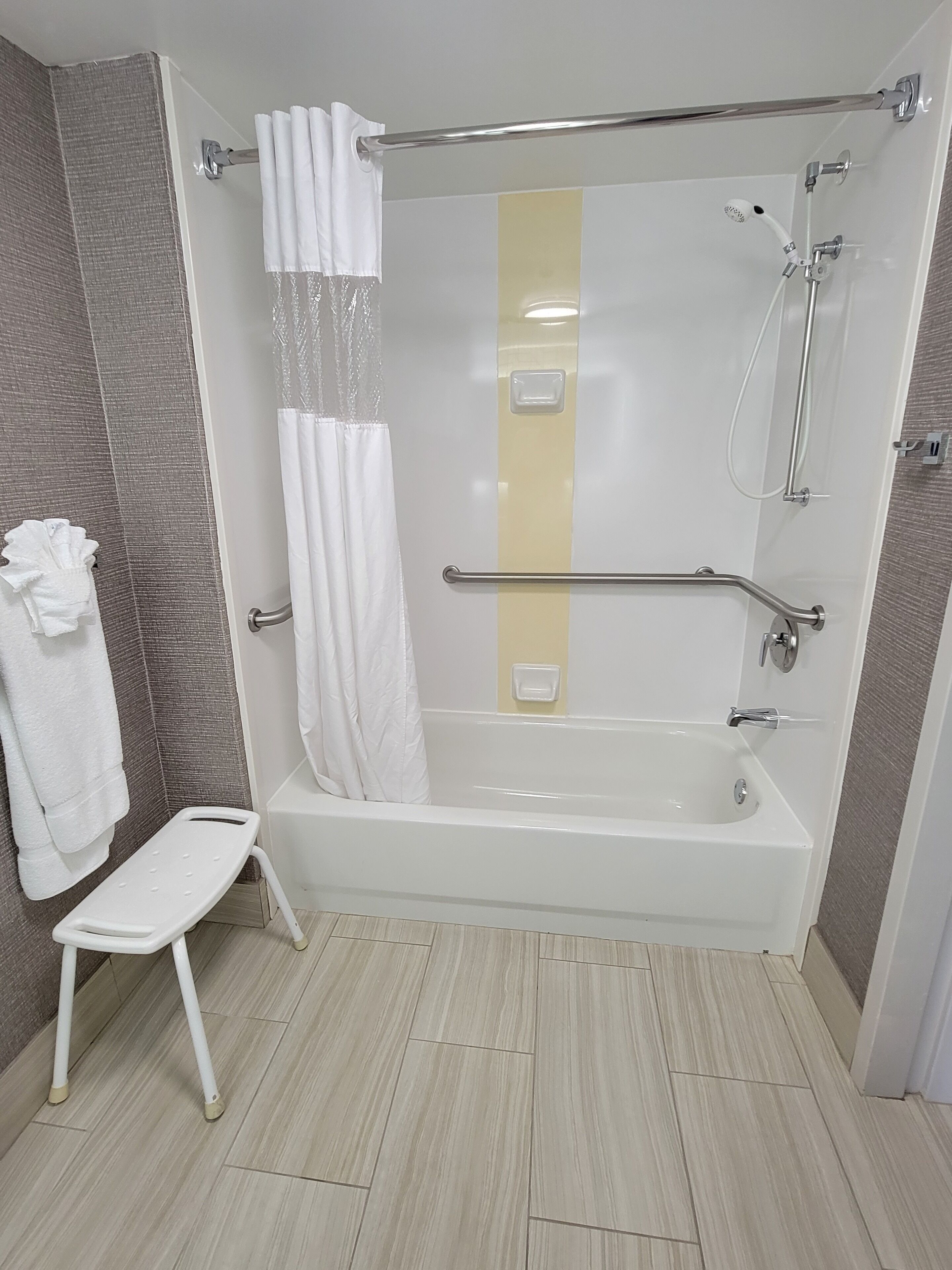 combined shower/bathtub, deep-soaking bathtub, free toiletries