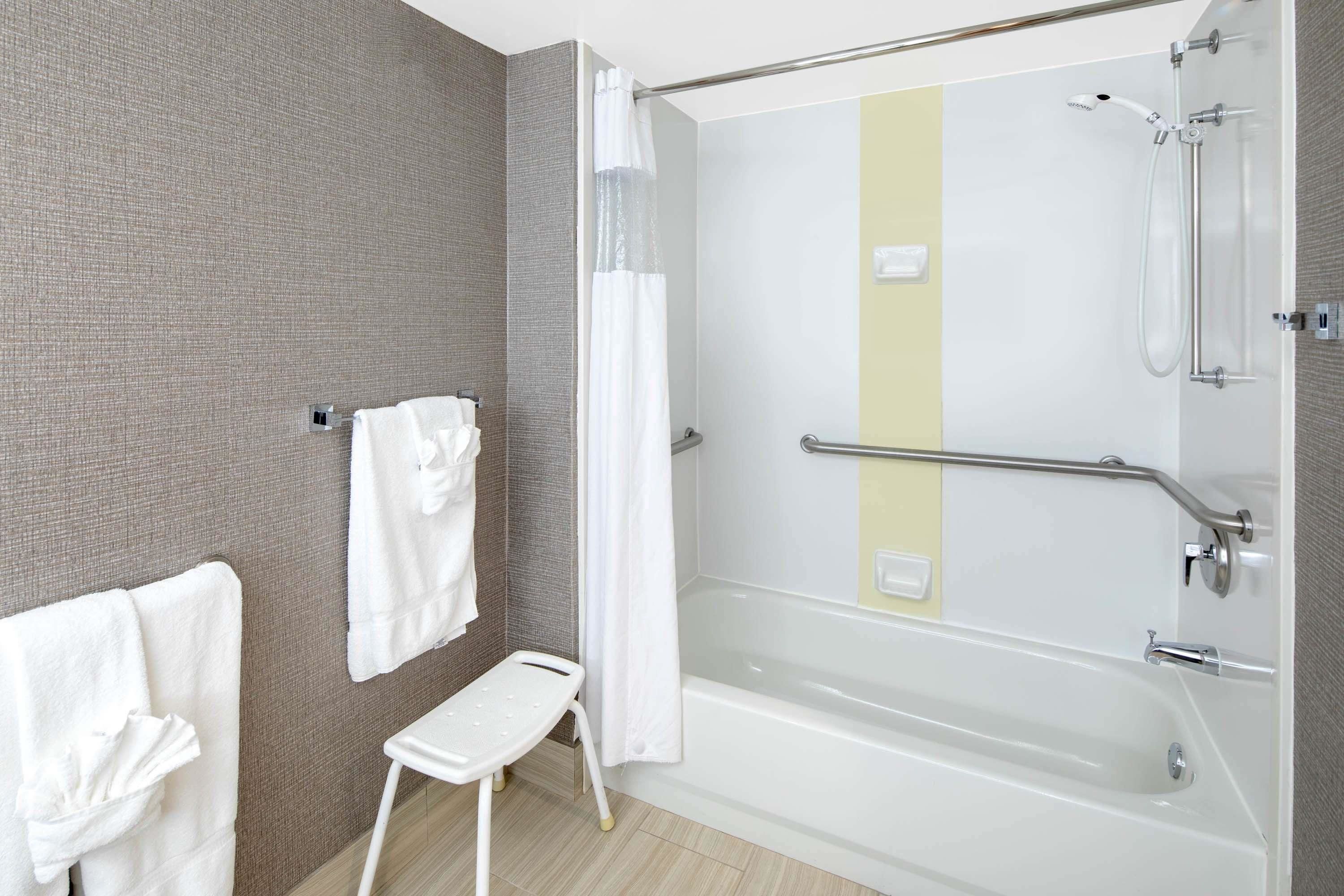 combined shower/bathtub, deep-soaking bathtub, free toiletries