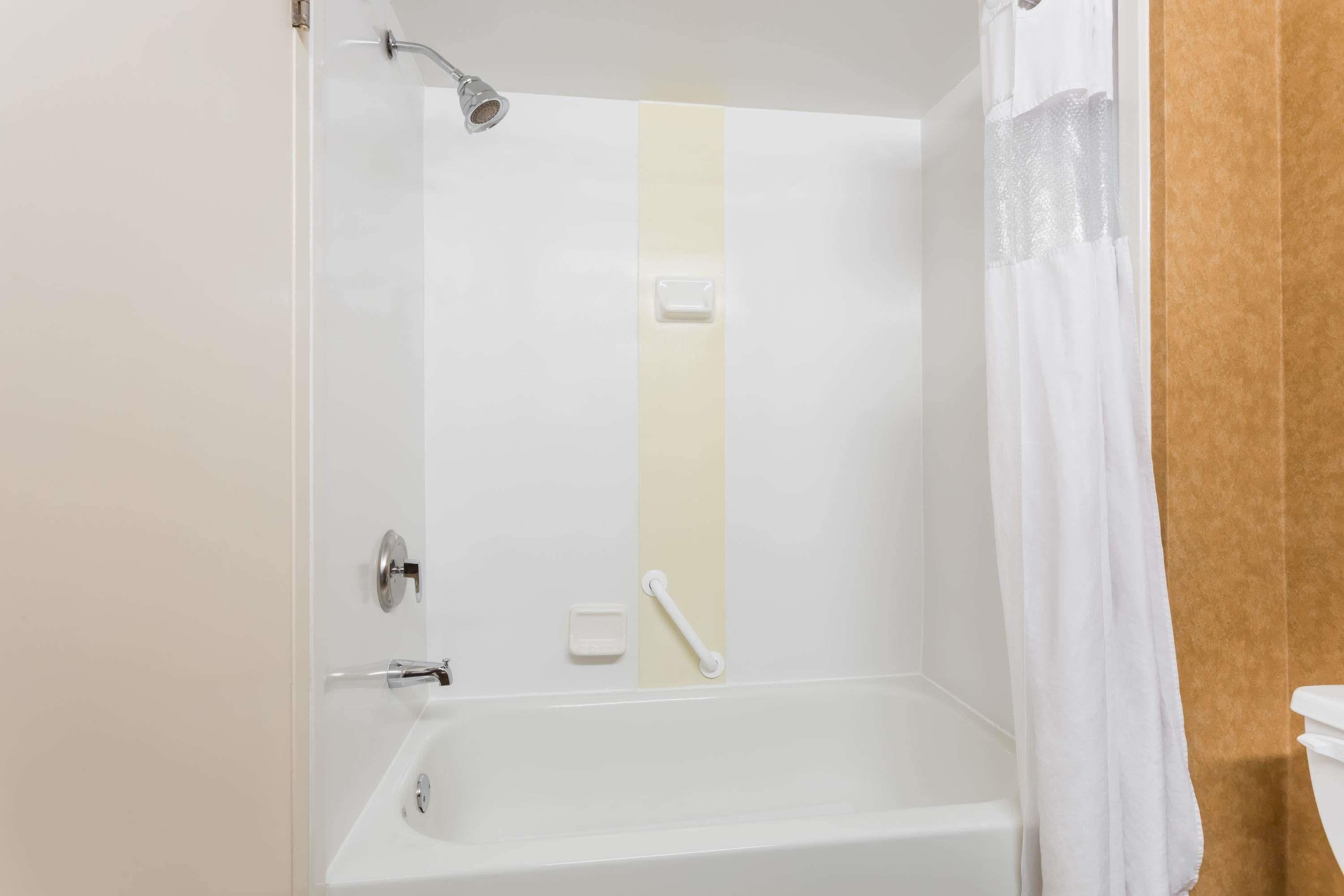 combined shower/bathtub, deep-soaking bathtub, free toiletries