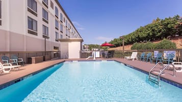 Una piscina al aire libre