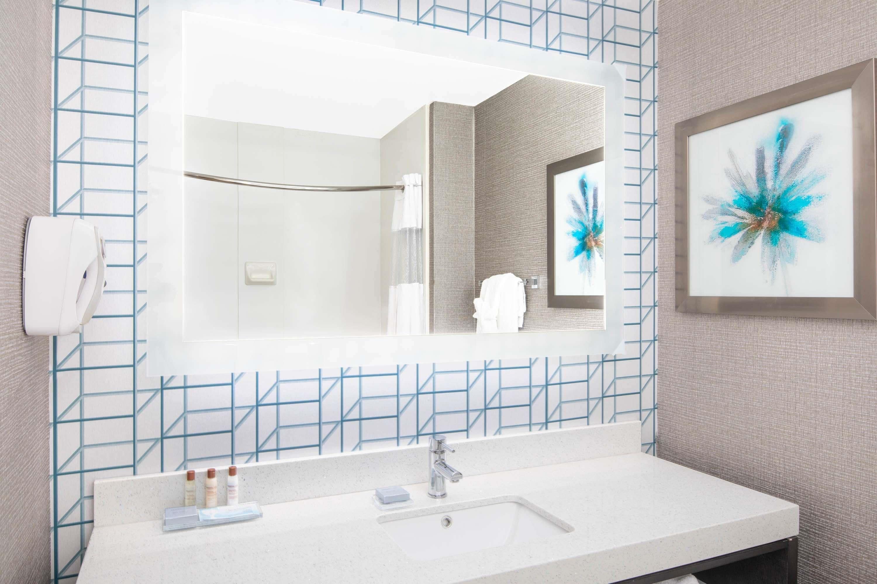 combined shower/bathtub, deep-soaking bathtub, free toiletries