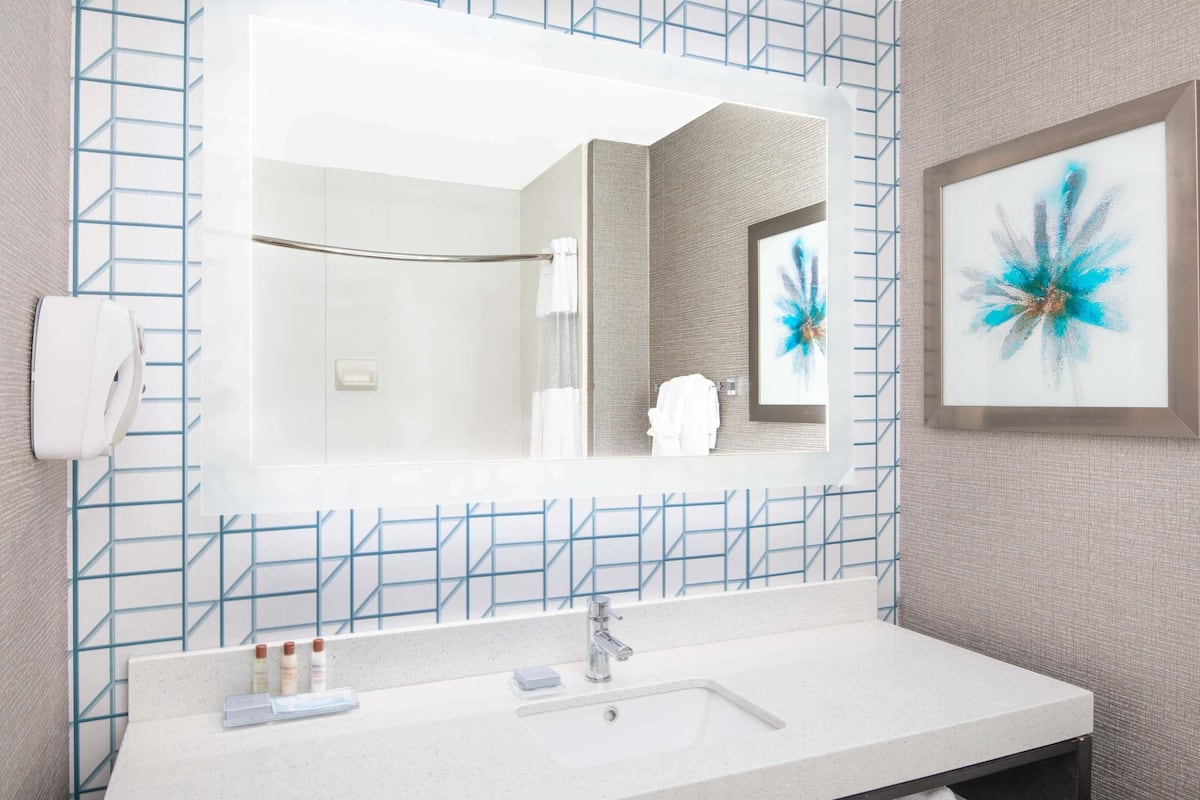 combined shower/bathtub, deep-soaking bathtub, free toiletries