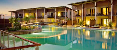 Una piscina al aire libre, tumbonas