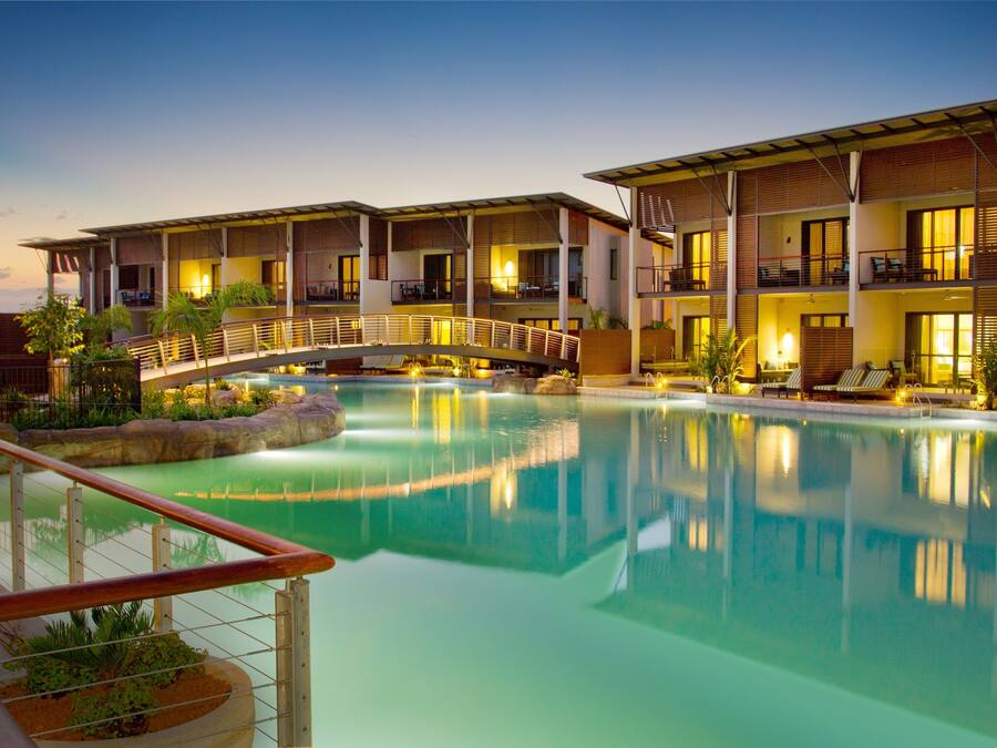 Kolam renang terbuka, kerusi lepak pantai