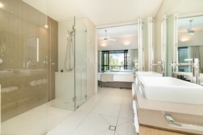 Lagoon Twin Room - Top Floor | Baño | Regadera, amenidades de baño gratuitas, secadora de cabello, toallas