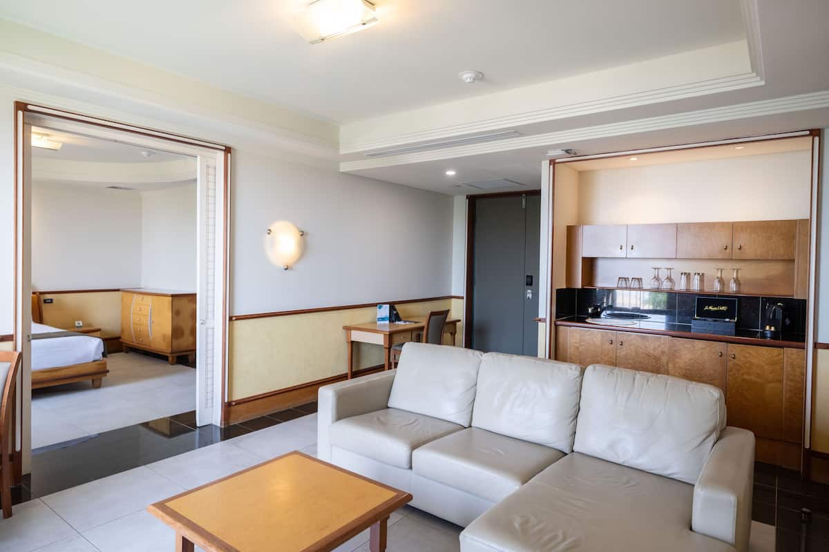 suite, 1 bedroom, ocean view | living area | 40-inch flat-screen tv with satellite channels, pay films