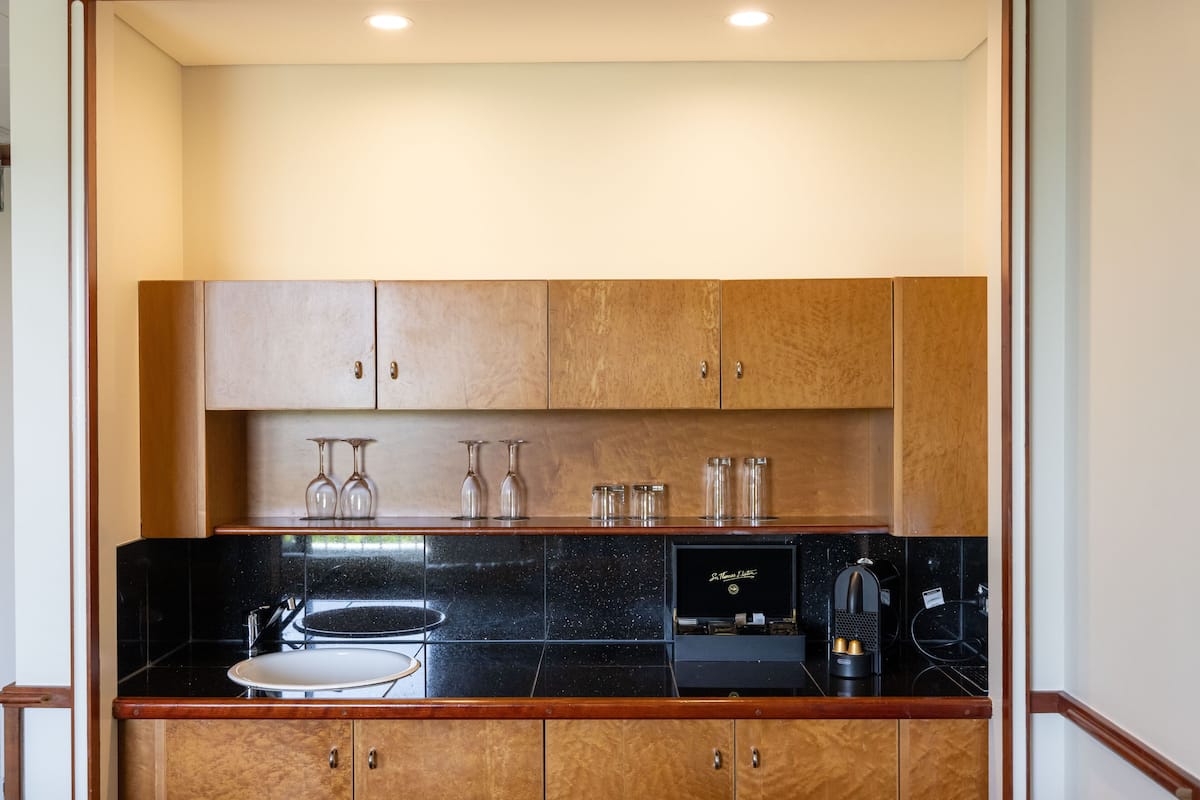 suite, 1 bedroom | in-room safe, iron/ironing board, free wifi, bed sheets