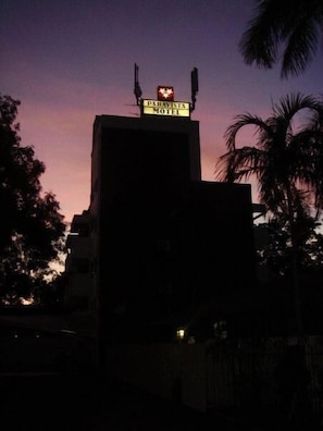 Vista frontal de la propiedad por la tarde o noche