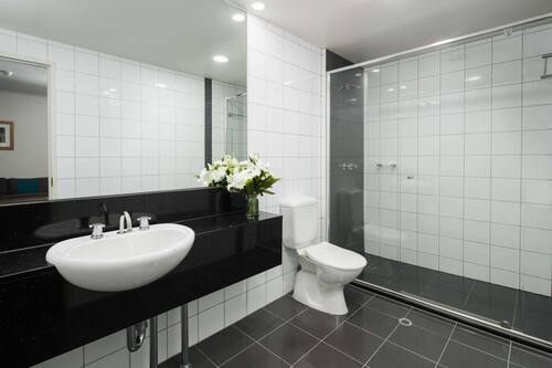 Habitació estàndard, 2 llits de matrimoni | Bany | Dutxa, articles de tocador gratuïts, assecador de cabells i tovalloles