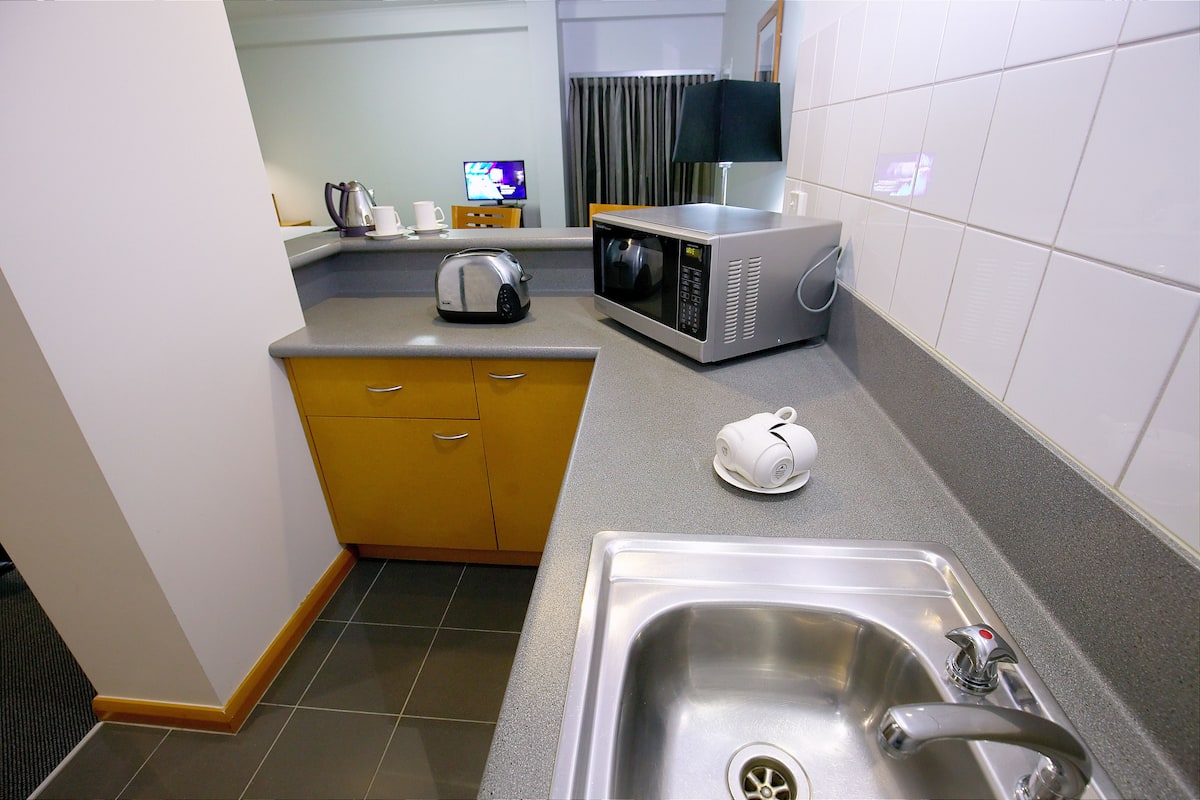 studio (queen) | private kitchenette | mini-fridge, coffee/tea maker, electric kettle