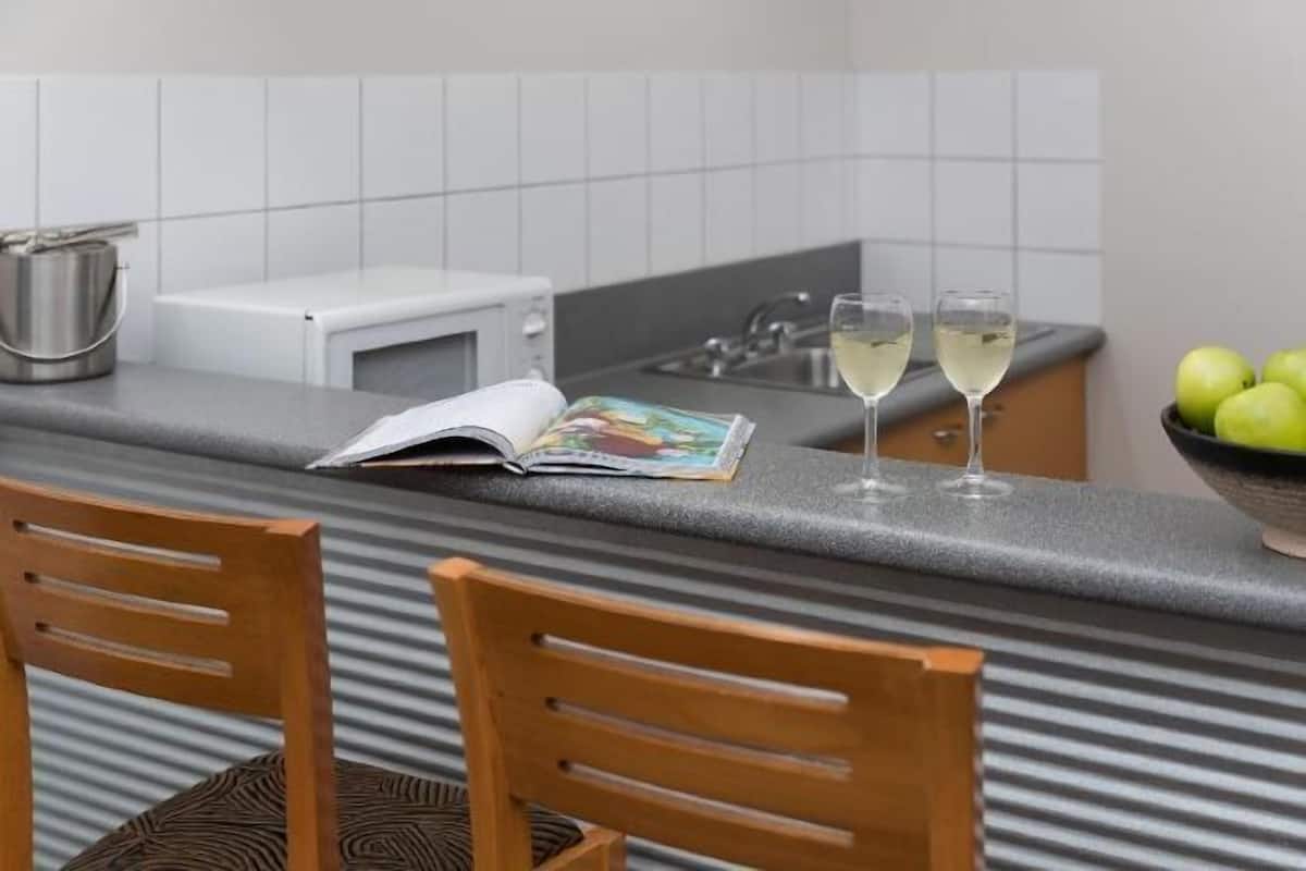 Private kitchen | Mini-fridge, coffee/tea maker, electric kettle