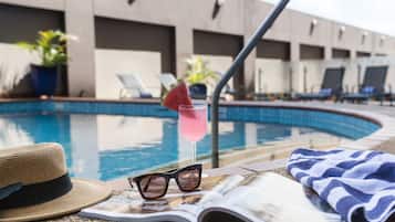 室外游泳池,06:00 至 20:00 开放,日光浴躺椅