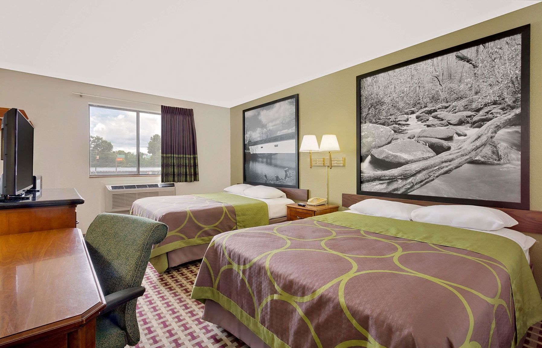 Premium bedding, desk, free cots/infant beds, free WiFi