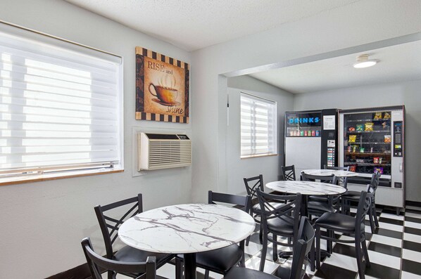 Free daily buffet breakfast  - Super 8 by Wyndham Johnson City (Johnson City)