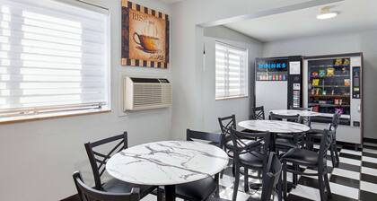 Super 8 by Wyndham Johnson City