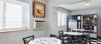 Super 8 by Wyndham Johnson City