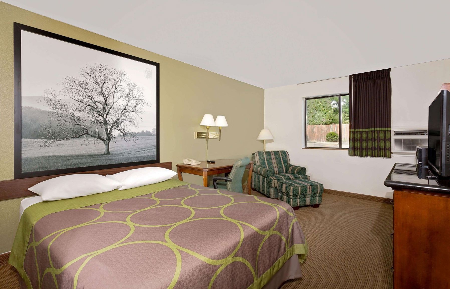 Premium bedding, desk, free cots/infant beds, free WiFi