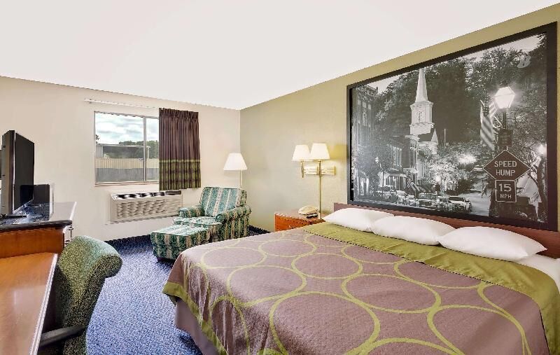 Premium bedding, desk, free cots/infant beds, free WiFi