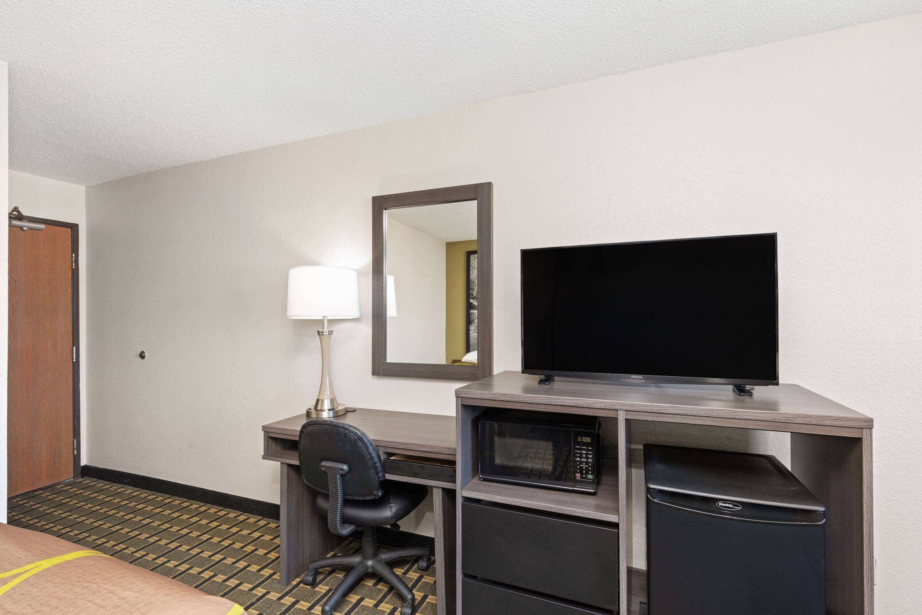 Premium bedding, desk, free cots/infant beds, free WiFi