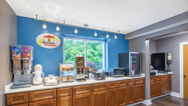 Una barra de desayuno con cereales, café y un cartel que dice 'Superstart breakfast'.