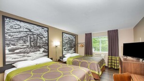 Habitación de hotel con dos camas, televisión, escritorio y ventana con cortinas.