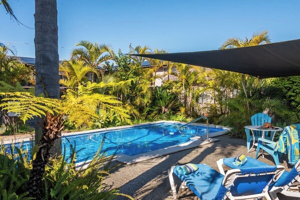 Piscine extérieure, parasols de plage, chaises longues