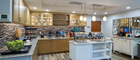 Café da manhã para viagem grátis todos os dias