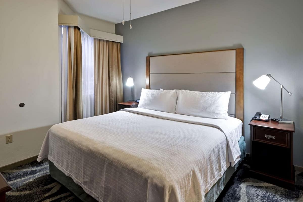 Roupas de cama premium, cofres nos quartos, escrivaninha