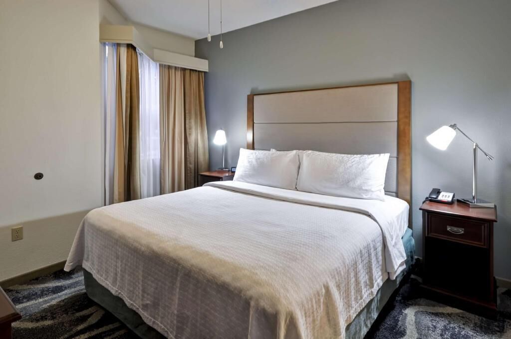 Roupas de cama premium, cofres nos quartos, escrivaninha
